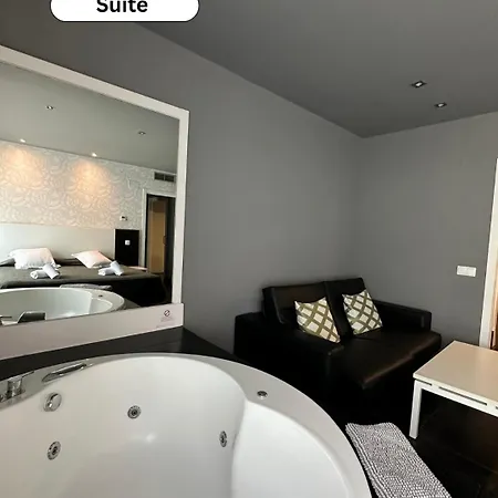 Готель Acacias & 4*