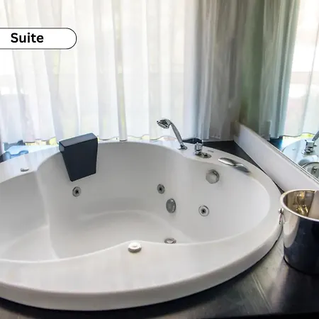 Hotel Acacias & 4*